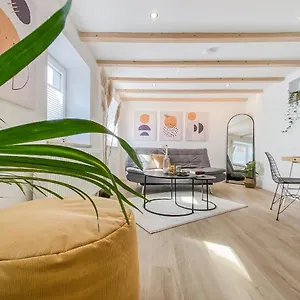 Stylisches Mit Terrasse In Der Altstadt Von Appartement